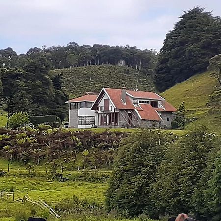 Chacara Com Wi-Fi, Churrasqueira E Lazer Em Кунха Екстериор снимка